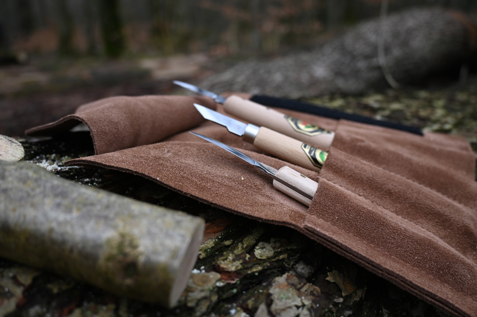 Schnitzmessersatz in Veloursleder-Rolltasche Schnitzmessersatz in Veloursleder-Rolltasche